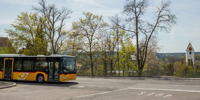 Busdurchfahrt auf der Niederwilerstrasse in Eggenwil im Reusstal. Busdurchfahrt auf der Niederwilerstrasse in Eggenwil im Reusstal.