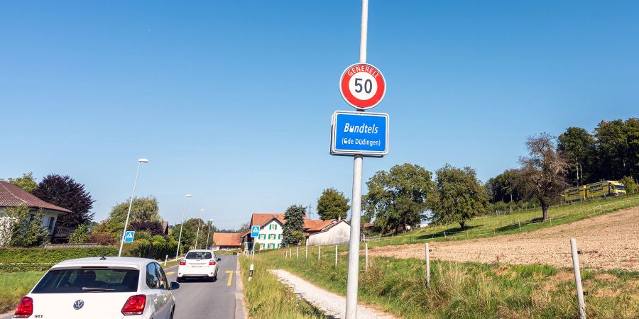 Die Ortstafel von Bundtels in Düdingen.