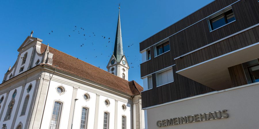 Die katholische Kirche und das Gemeindehaus von Schüpfheim.