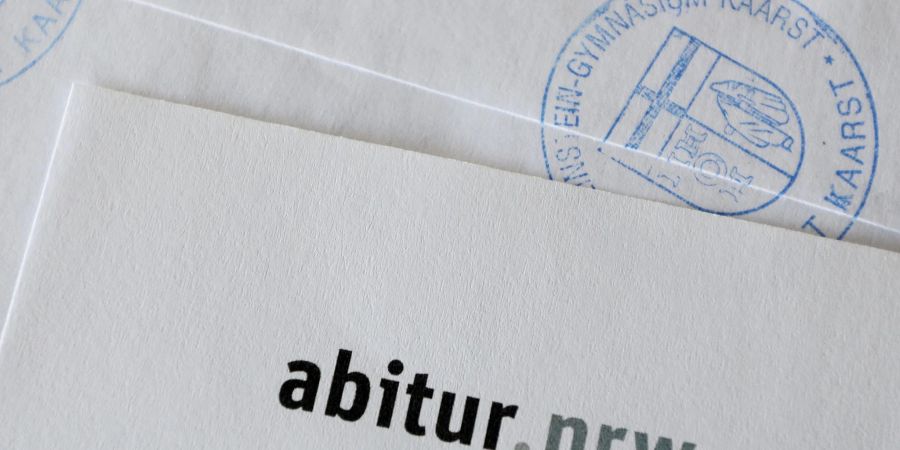 Ein Umschlag mit den Prüfungsaufgaben. Eine technische Panne bei der Übermittlung der geplanten Abiturklausuren hat für Verunsicherung in vielen Schulen in Nordrhein-Westfalen gesorgt.