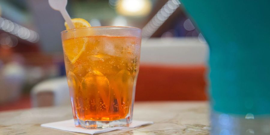 Wer am Airport festhängt, braucht womöglich erstmal einen Drink.