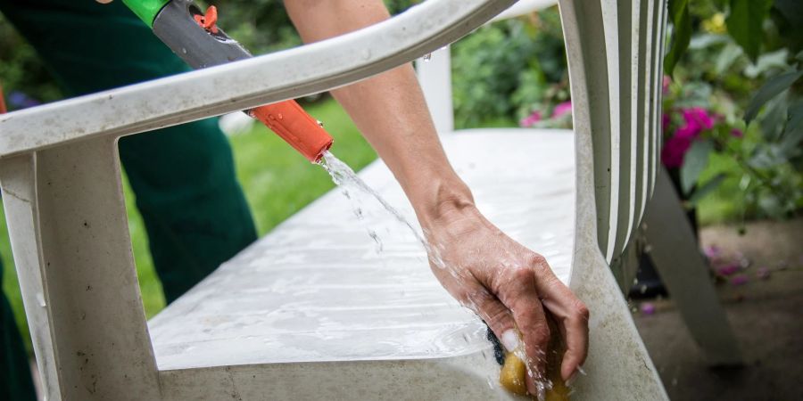Bei Kunststoff-Gartenmöbeln sollte man von Scheuermittel die Finger lassen.