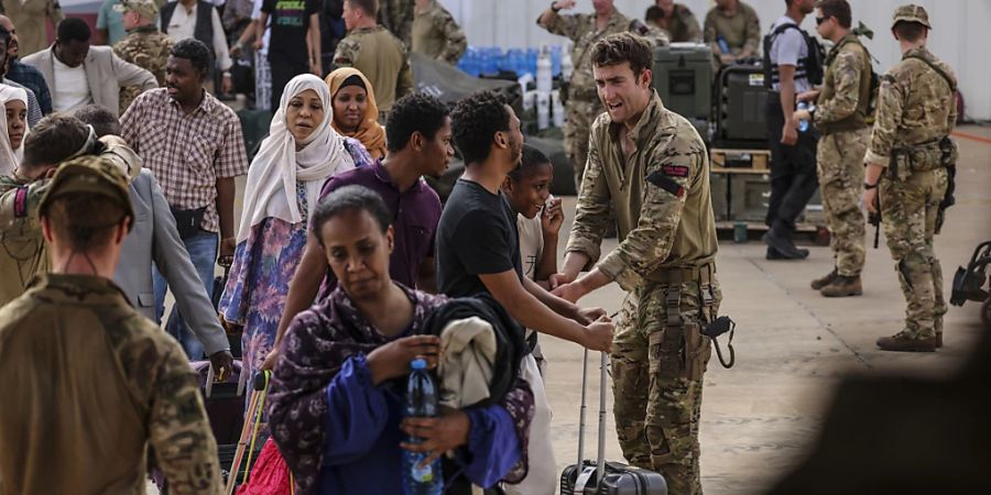 HANDOUT - Dieses von dem britischen Verteidigungsministerium veröffentlichte Foto zeigt die Evakuierung britischer Staatsangehöriger auf dem Luftwaffenstützpunkt Wadi Seidna. Foto: Po Phot Arron Hoare/Ministry of Defence/PA Media/dpa - ACHTUNG: Nur zur redaktionellen Verwendung im Zusammenhang mit der aktuellen Berichterstattung und nur mit vollständiger Nennung des vorstehenden Credits