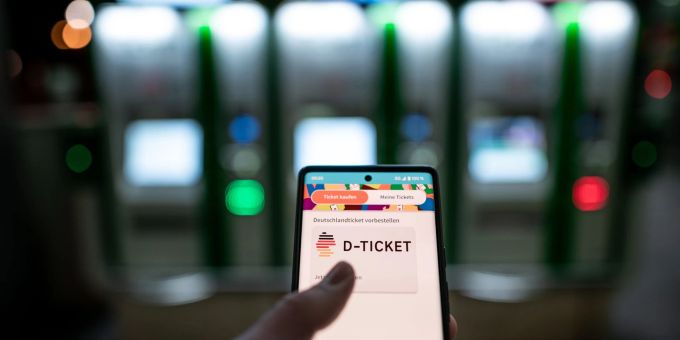Ab heute gilt bundesweit das «Deutschlandticket». Es kann online gekauft werden oder am Automaten - so wie hier am Hauptbahnhof Essen. Ab heute gilt bundesweit das «Deutschlandticket». Es kann online gekauft werden oder am Automaten - so wie hier am Hauptbahnhof Essen.