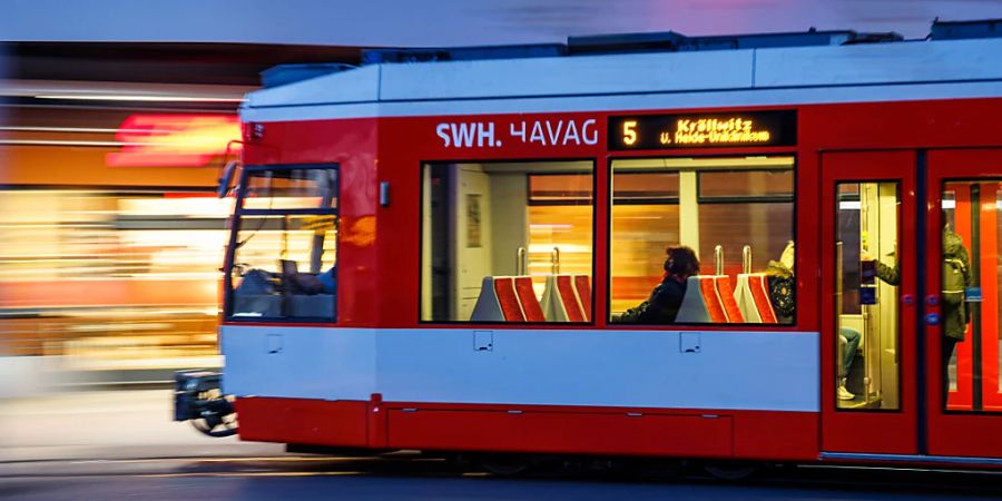 Fahrgäste sitzen im morgendlichen Berufsverkehr in einer Strassenbahn in Halle (D). (Archivbild)