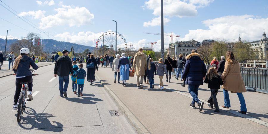 Fussgänger auf der Quai-Brücke. - Stadt Zürich