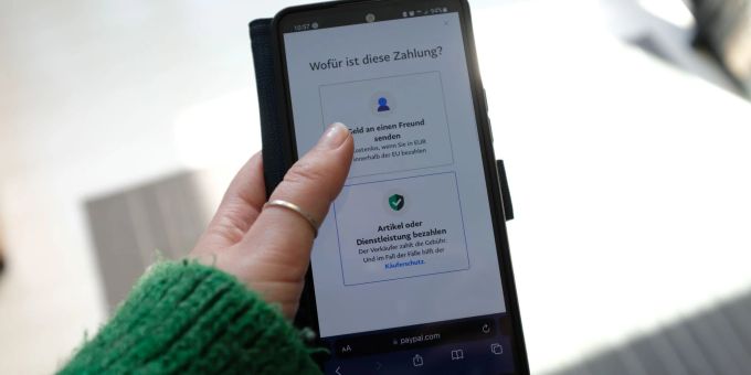 Wichtiger Unterschied: Man sollte sich nicht die Paypal-Option «Geld an einen Freund senden» unterjubeln lassen. Die kommt nämlich ohne Käuferschutz daher. Wichtiger Unterschied: Man sollte sich nicht die Paypal-Option «Geld an einen Freund senden» unterjubeln lassen. Die kommt nämlich ohne Käuferschutz daher.