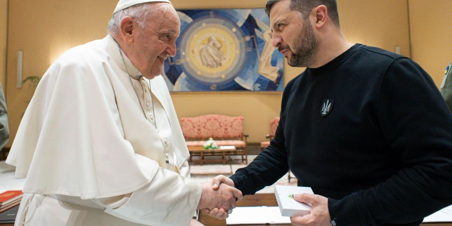 Selenskyj trifft im Vatikan Papst Franziskus.