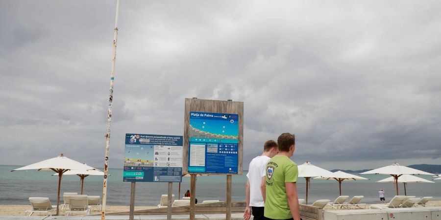 Der Flaggenmast am Strand, an dem die blaue Flagge in den vergangenen Saisons gehisst wurde.