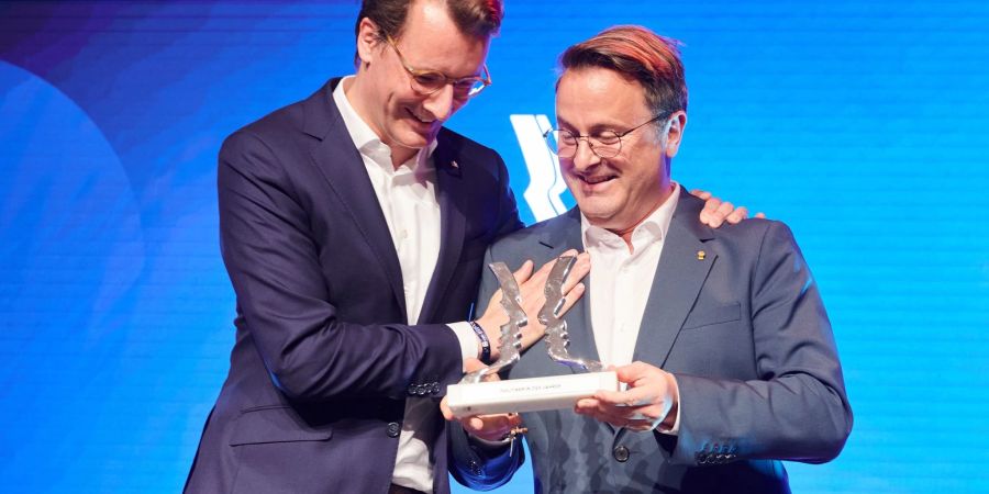 Laudator Xavier Bettel (r) und Preisträger Hendrik Wüst im Tipi am Kanzleramt.