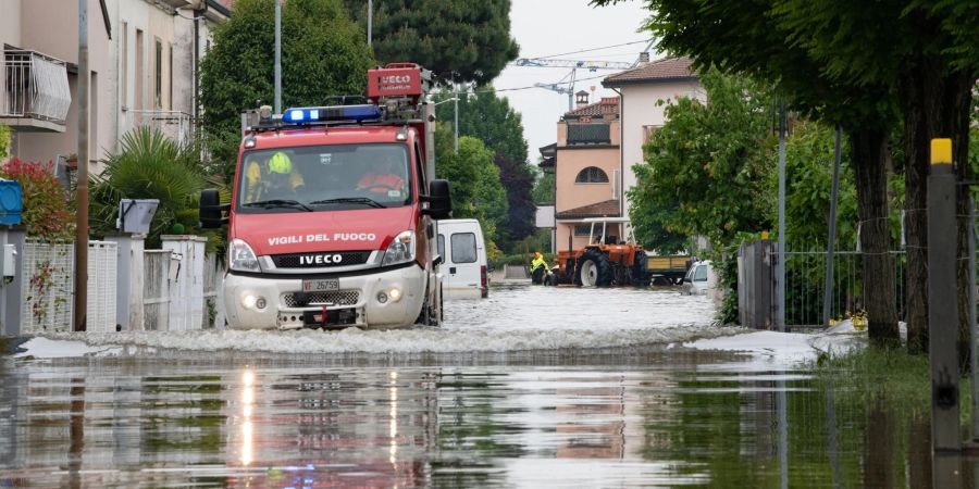 Die Feuerwehr im Einsatz im italienischen Hochwassergebiet.