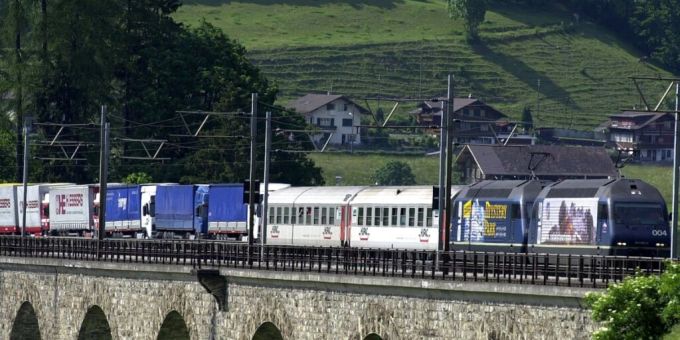 Trotz guter Auslastung stellt RAlpin den Bahnverlad von Lastwagen durch die Alpen ein. (Archivbild) Rollende Autobahn