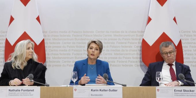 Bundesrätin Karin Keller-Sutter, Mitte, spricht neben den Finanzdirektoren Nathalie Fontanet (GE) und Ernst Stocker (ZH), während ihrer Medienkonferenz zur OECD-Mindeststeuer, am 24. April 2023. Karin Keller-Sutter OECD-Mindeststeuer