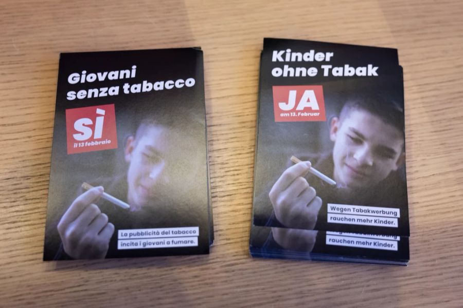 Flyer werben für das Tabakwerbeverbot für Kinder und Jugendliche. (Archivbild)