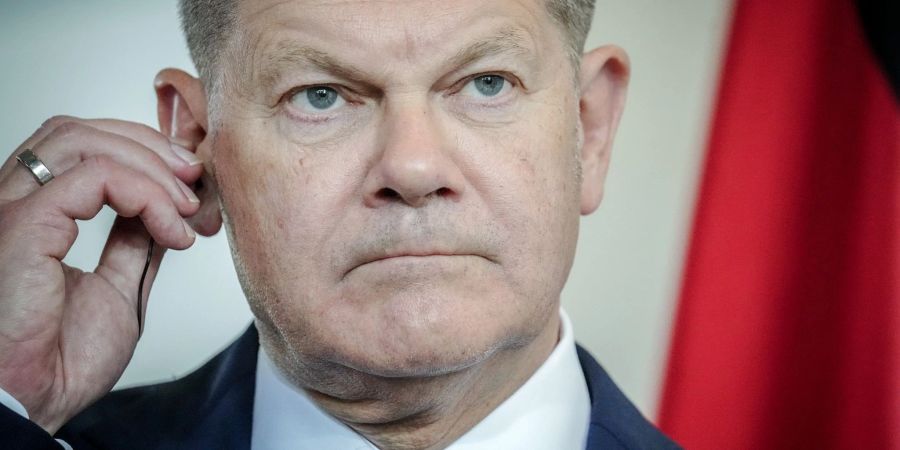 Bundeskanzler Olaf Scholz gibt eine Pressekonferenz.