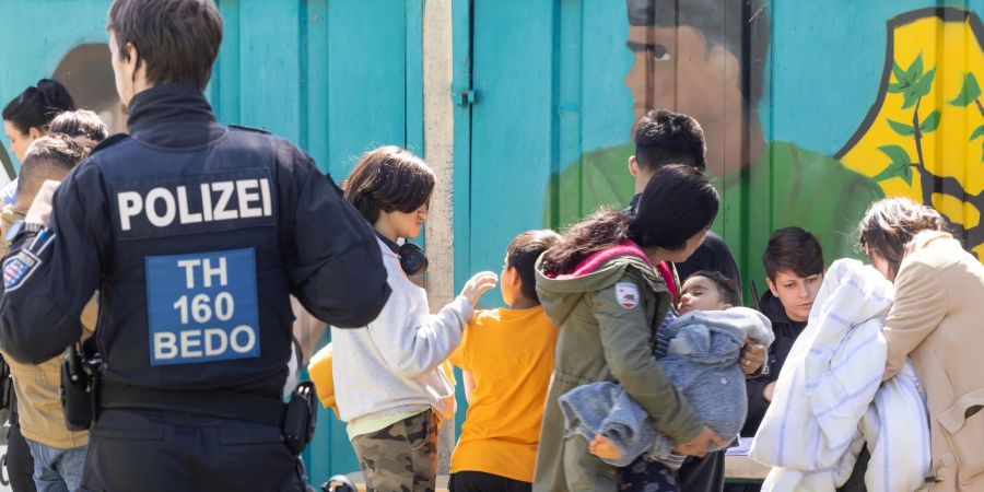 Geflüchtete werden nach dem Brand betreut.