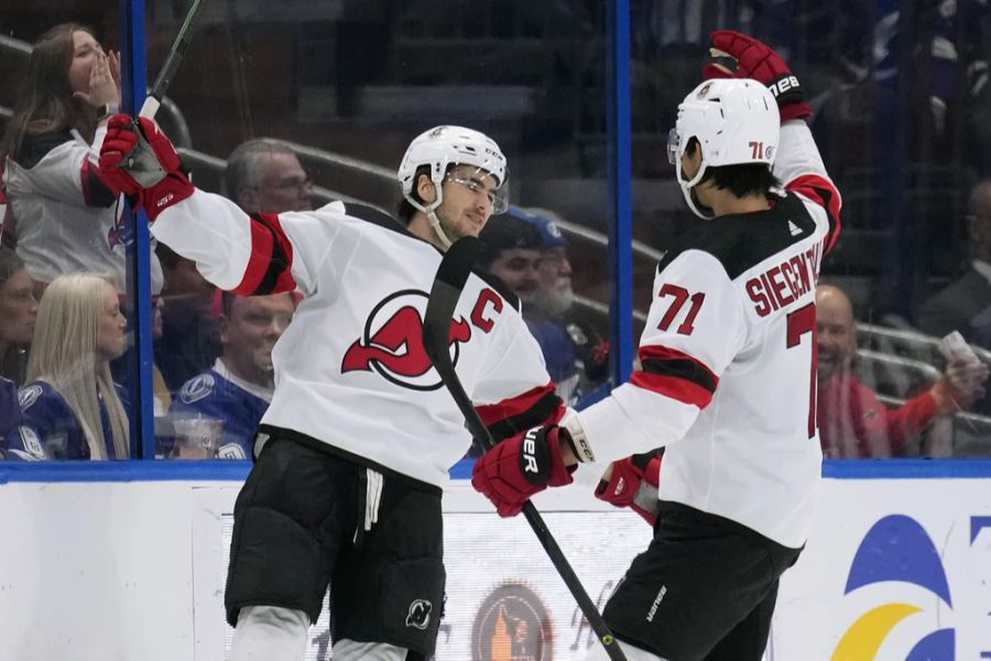 Nico Hischier (l) und Devils-Teamkollege Jonas Siegenthaler (r) stossen zum Schweizer Team.