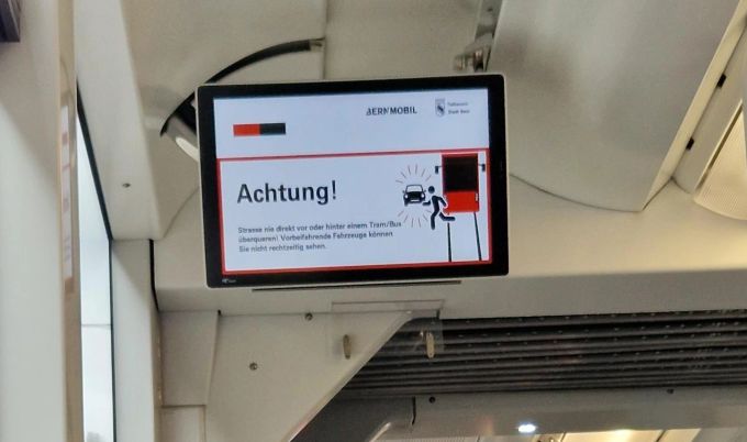 Bernmobil warnt nun vor dem Überqueren hinter oder vor einem Bus/Tram. Bermobil Warnung
