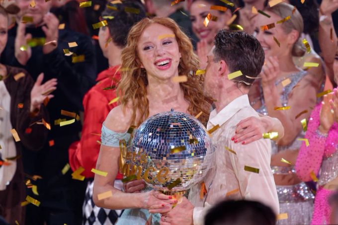Anna Ermakova und Valentin Lusin mit der «Let's Dance»-Trophäe. Lets dance