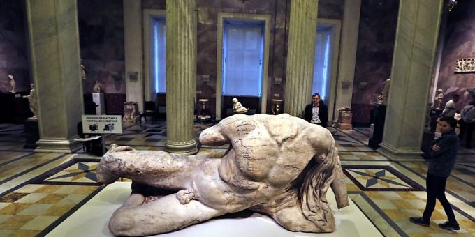 In Museen auf der ganzen Welt verstreut befinden sich unzählige geraubte Kunstwerke und Antiquitäten aus Griechenland. Die Regierung in Athen kämpft unter anderem für die Rückgabe der Elgin Marbles, einem grossen Relief aus Marmor, im Britischen Museum in London.