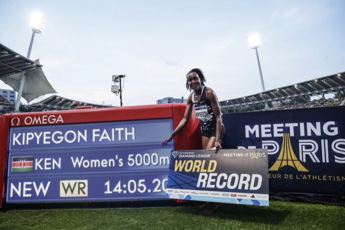 Faith Kipyegon aus Kenia lief in Paris Weltrekord über 5000 Meter. Faith Kipyegon