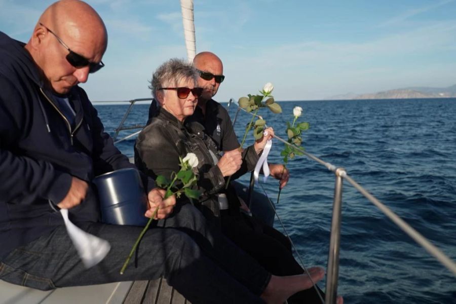 Mit zwei Freunden verteilt Beatrice Marcels Asche auf dem Meer.