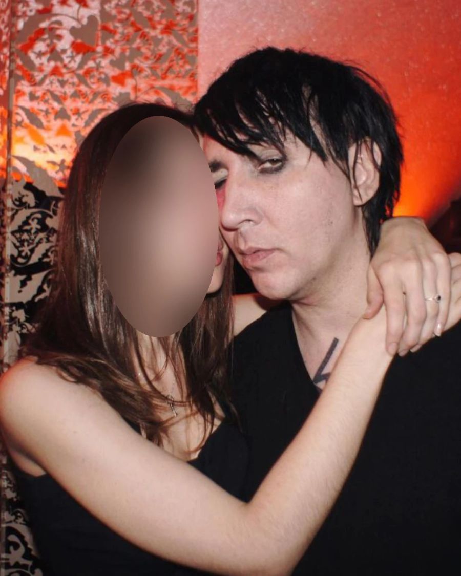 Alena M. posiert mit Marilyn Manson.