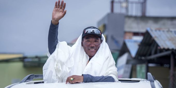 Sherpa Kami Rita bei seiner Ankunft am Flughafen in Kathmandu, wenige Stunden nach dem Rekord auf dem Mount Everest. Nepal Mount Everest Rekord