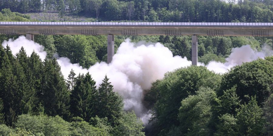 Eine grosse Staubwolke steigt bei der Sprengung des ersten Teilbauwerks der Sterbecke-Talbrücke auf.