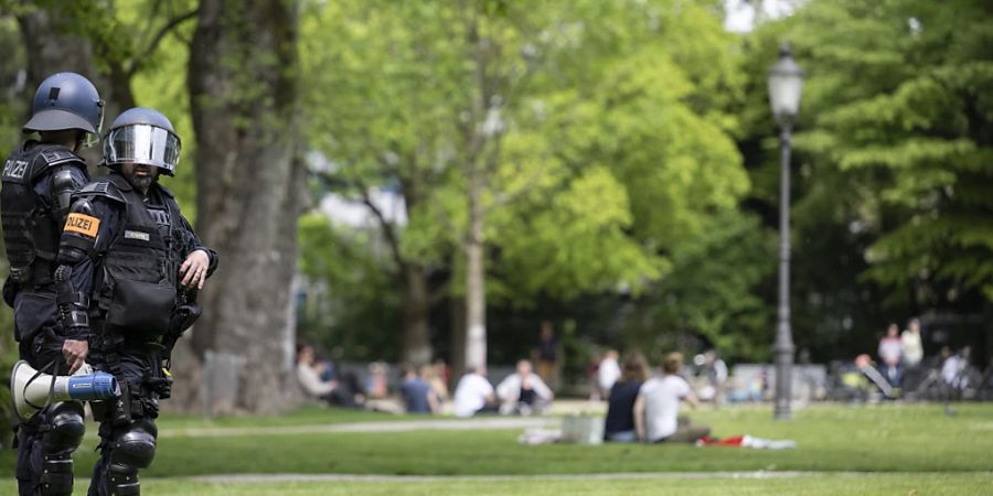 Polizisten sichern den Bereich um die Freiheitstrychler und Massnahmenkritiker in Winterthur. Thema des «Kongresses» in der Stadt war «Frieden, Neutralität, Souveränität, Freiheit».