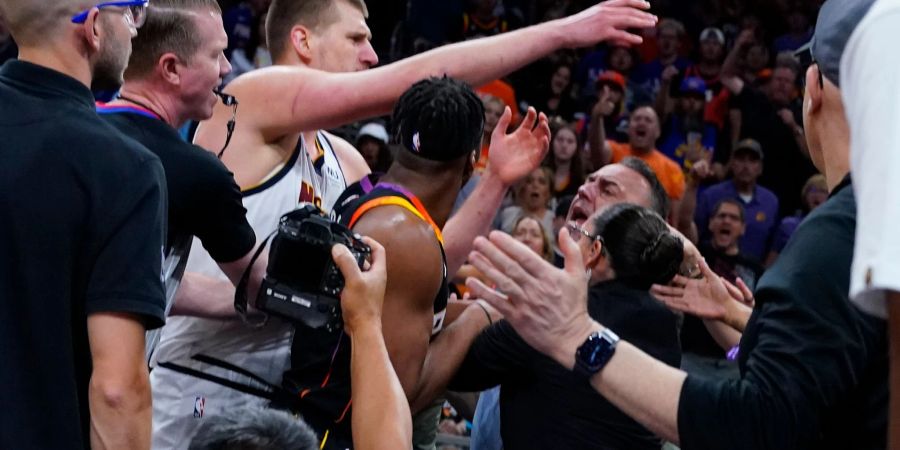 Denver Nuggets-Center Nikola Jokic gerät in eine Auseinandersetzung auf der Tribüne.