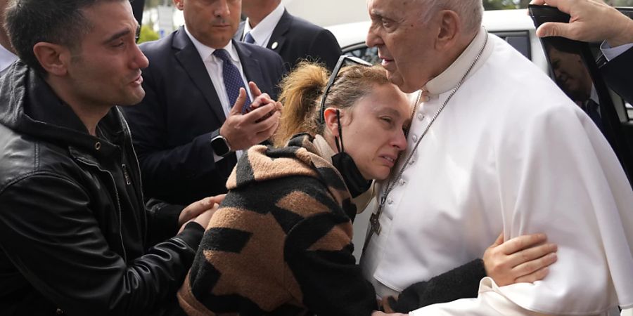 Papst Franziskus war am Mittwoch nach seiner öffentlichen Generalaudienz auf dem Petersplatz im Vatikan ins Krankenhaus eingeliefert worden. Foto: Gregorio Borgia/AP