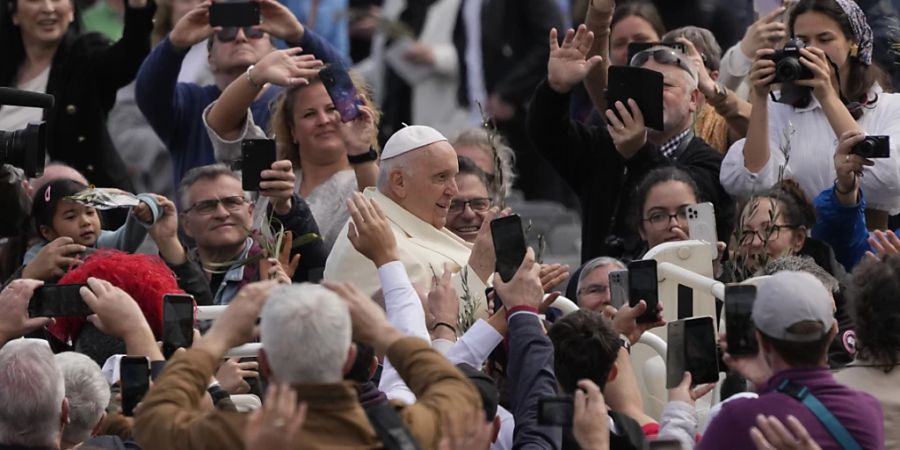 Papst Franziskus (M) verlässt den Vatikan nach der Feier der Palmsonntagsmesse auf dem Petersplatz, einen Tag nachdem er aus dem Krankenhaus in Rom entlassen wurde, wo er wegen einer Bronchitis behandelt wurde. Der Palmsonntag ist der sechste und letzte Sonntag der christlichen Fastenzeit und der Beginn der Karwoche. Foto: Andrew Medichini/AP/dpa