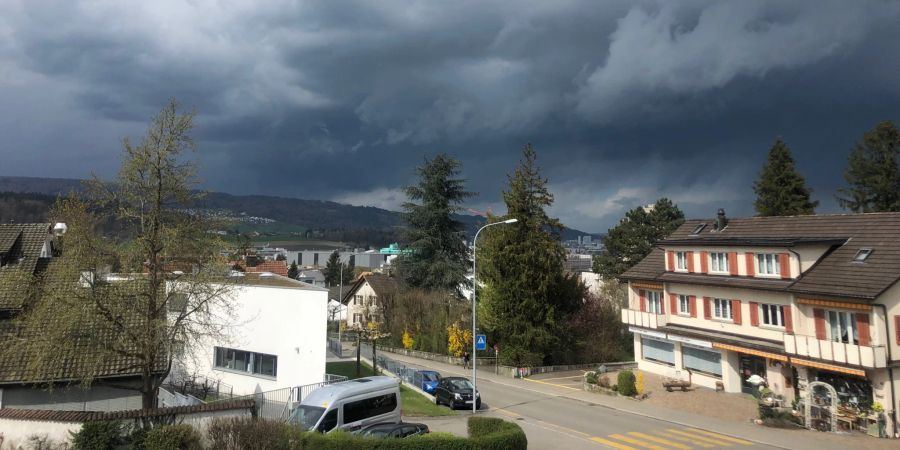 In Urdorf ZH sieht man gut, wie sich der Sturm zusammenbraut.