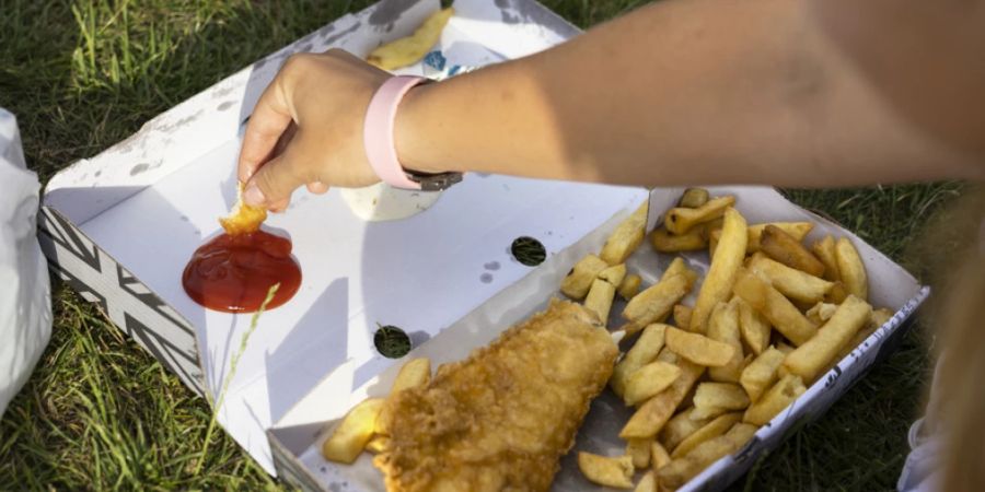 Für den britischen Pub-Klassiker Fish and Chips dürfen Gastronomen künftig auch wieder kleine, regionale Haie frittieren. (Archivbild)