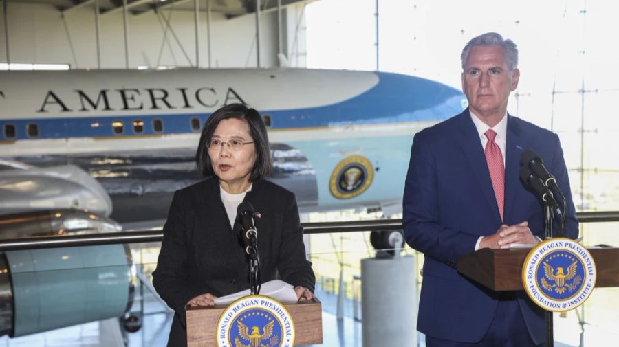 Taiwans Präsidentin Tsai Ing-wen (l) mit dem Vorsitzenden des US-Repräsentantenhauses Kevin McCarthy am 5. April 2023 im kalifornischen Simi Valley.