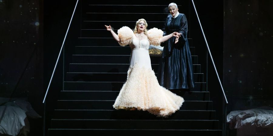 Michaela Schuster als «Die Amme» (r) und Elza van den Heever als «Die Kaiserin» (l) stehen während der Generalprobe der Oper «Frau ohne Schatten» auf der Bühne des Festspielhauses Baden-Baden.