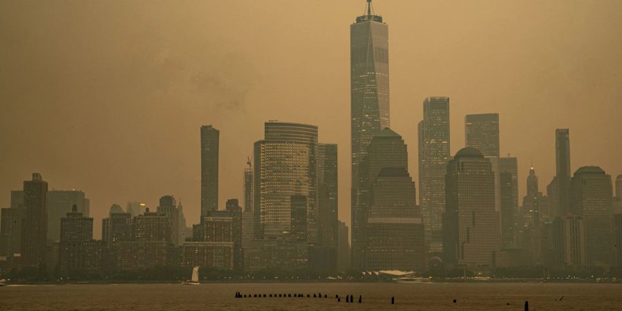 Die Skyline von Manhattan ist teilweise vom Rauch der kanadischen Waldbrände vernebelt.