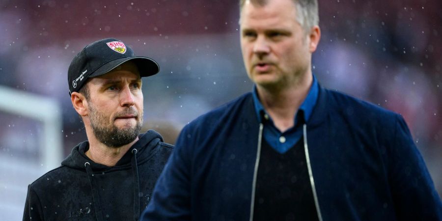 Müssen den Weg in die Relegation antreten: Stuttgarts Trainer Sebastian Hoeness (l) und  Sportdirektor Fabian Wohlgemuth (r).