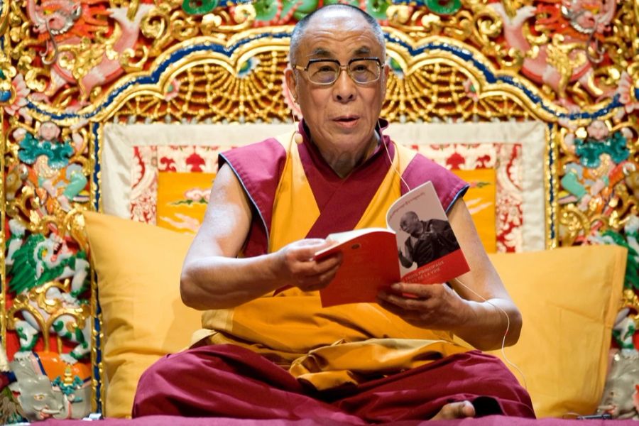 Der Dalai Lama erntet derzeit heftige Kritik wegen eines viralen Videos.