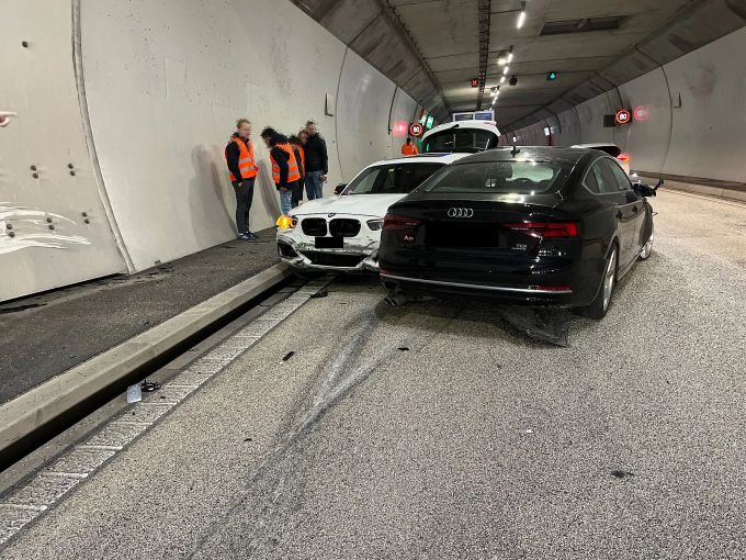 Die beiden Fahrzeuge mussten abtransportiert werden. Die beiden Fahrzeuge mussten abtransportiert werden.