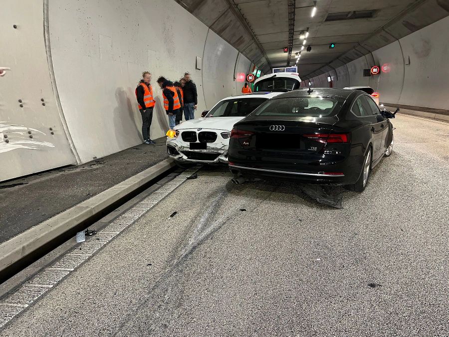 Die beiden Fahrzeuge mussten abtransportiert werden.