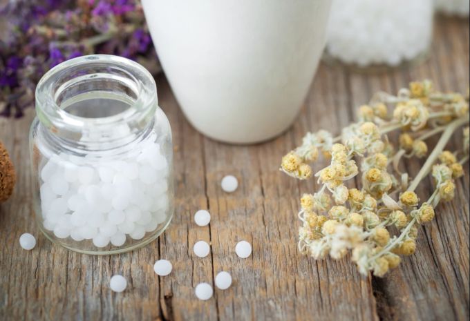 Homöopathie ist eine alternative Medizin, die auf der Grundlage der Idee beruht, dass Ähnliches Ähnliches heilt. Homöopathie