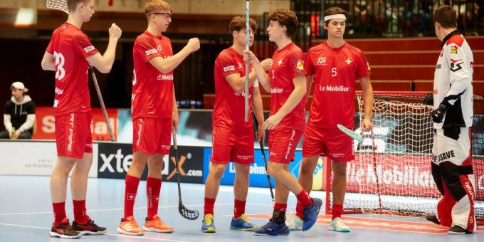 Floorball Thurgau Spieler links Maël Marthaler und mitte Ramon Zenger. Links Maël Marthaler Mitte Ramon Zenger.