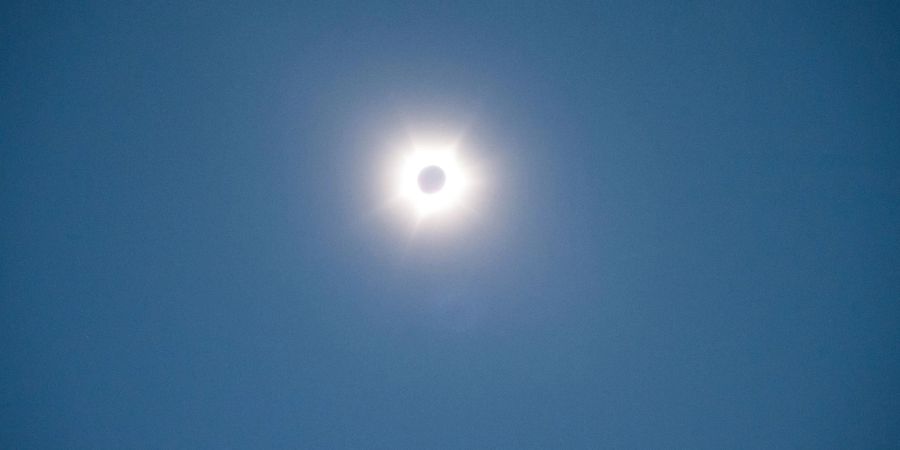 Die totale Sonnenfinsternis von einem Beobachtungsort in Exmouth.