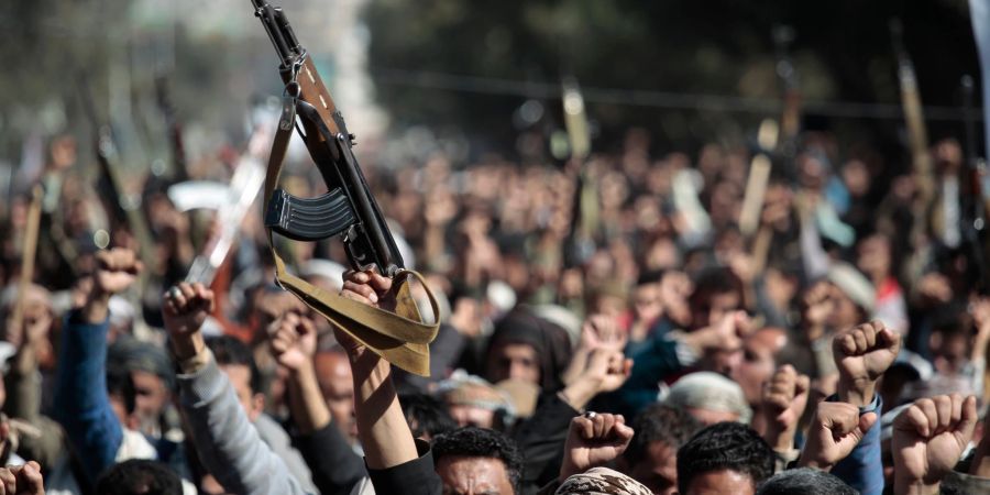 Im Jemen sind in der Hauptstadt Sanaa nach Angaben der Huthi-Rebellen Dutzende Menschen bei einer Massenpanik ums Leben gekommen.