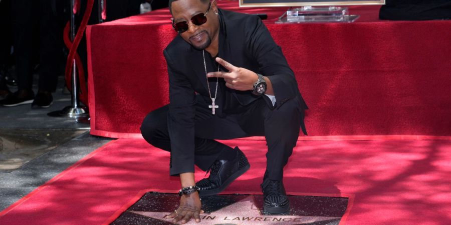 Martin Lawrence posiert auf dem Hollywood Walk of Fame mit seiner Sternenplakette.