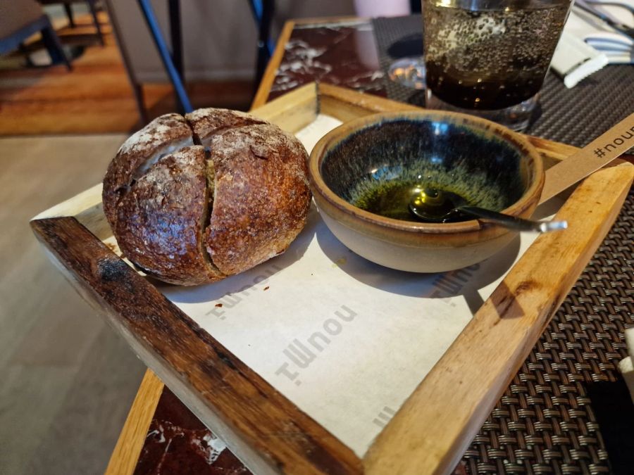 Nach einem Amuse Bouche bringt der Kellner ein frisches Brötchen mit nativem Olivenöl.