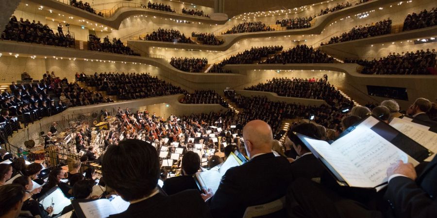 Dirigent Kent Nagano, das Philharmonische Staatsorchester Hamburg und der Chor der Hamburgischen Staatsoper im Grossen Saal der Elbphilharmonie in Hamburg.