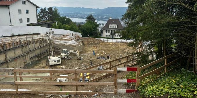 Blick auf die Baustelle an der Susenbergstrasse am Zürichberg. zürich lkw